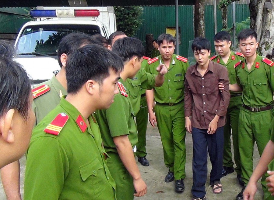 Nghi can Nguyễn Hải Dương được các chiến sĩ cảnh sát dẫn giải vào bên trong.