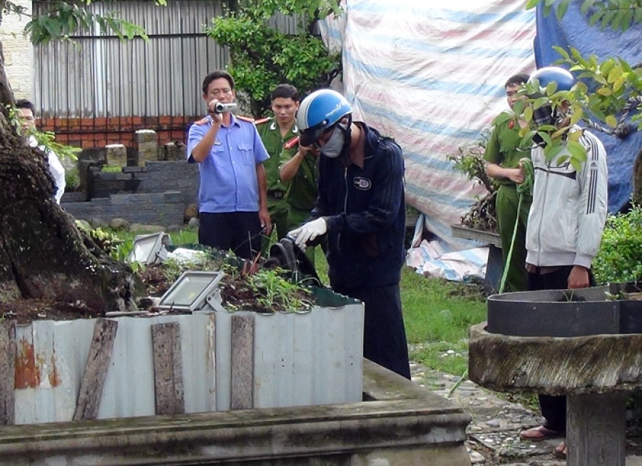 Nghi phạm diễn cảnh lấy sợi dây dù để ra tay với nạn nhân Vỹ.