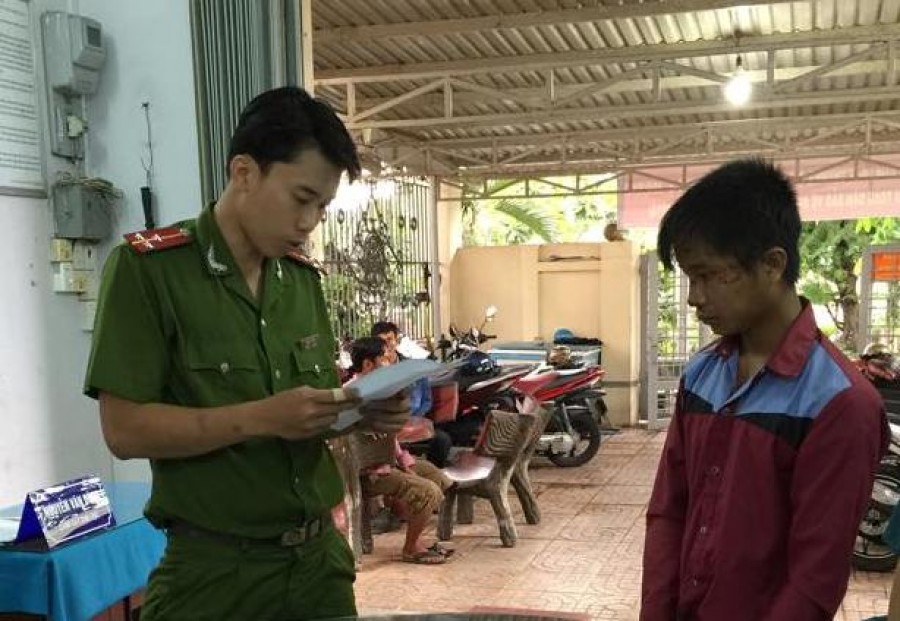 Huỳnh Văn Phương nghe đọc lệnh bắt tạm giam. 