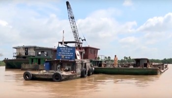 Phát hiện 3 sà lan xả trộm bùn thải trên sông Sài Gòn