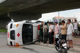 Hai vụ tai nạn làm xe cứu thương lật nghiêng và 1 người nước ngoài thiệt mạng