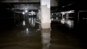 Cảnh tầng hầm chung cư Khang Gia ngập trong nước