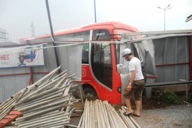 Xe Phương Trang tông đổ rào chắn công trình nhà ga metro
