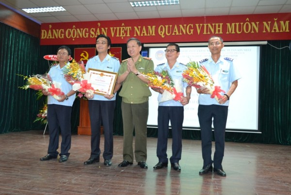 Thượng tướng Tô Lâm trao bằng khen cho Chi cục Hải quan Tân Sơn Nhất