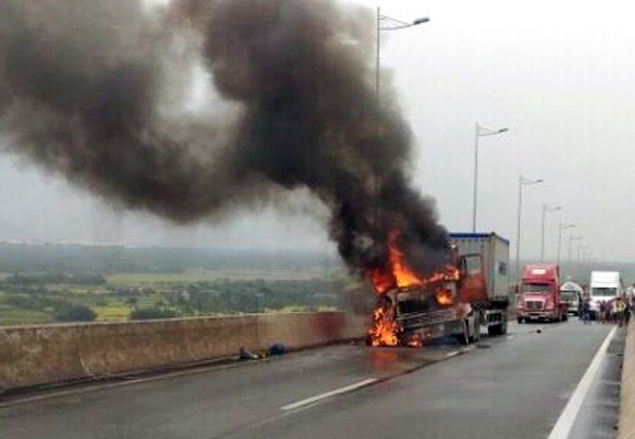 Cháy xe container trên đường cao tốc