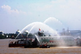 Diễn tập chữa cháy trên phà Bình Khánh