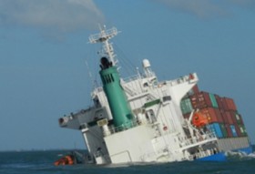 Huy động thợ lặn tìm kiếm container bị chìm trong vụ tàu đâm nhau