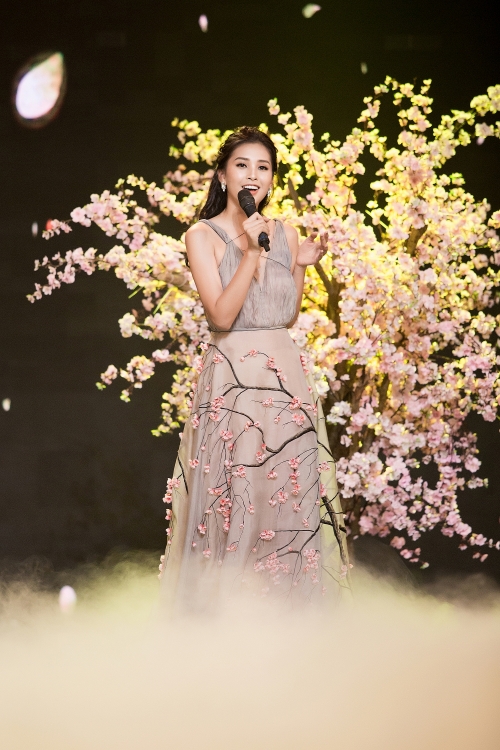 Hoa hậu Trần Tiểu Vy: 'Năm 2019, mong cuộc sống của mỗi người đều là sắc màu rực rỡ'