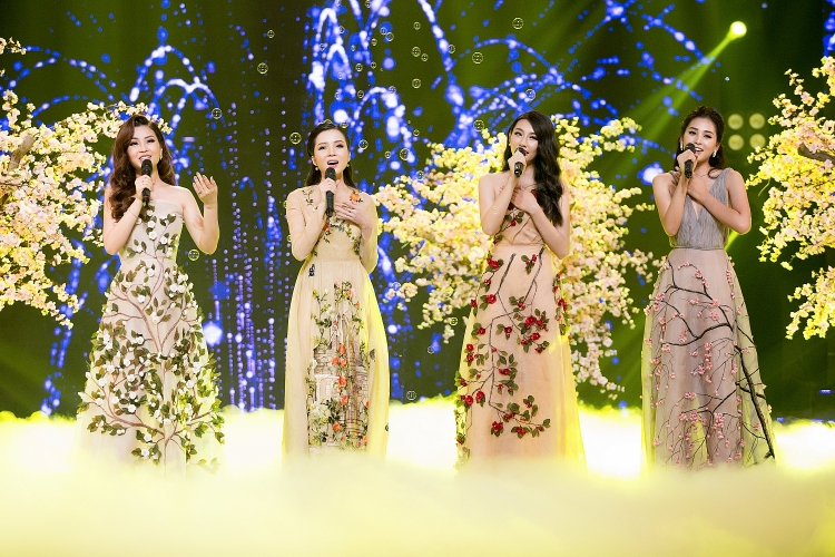 Hoa hậu Trần Tiểu Vy: 'Năm 2019, mong cuộc sống của mỗi người đều là sắc màu rực rỡ'