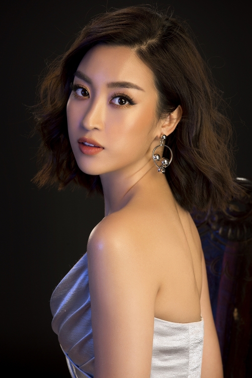 Hoa hậu Mỹ Linh, Tiểu Vy tung ảnh quyến rũ hết cỡ