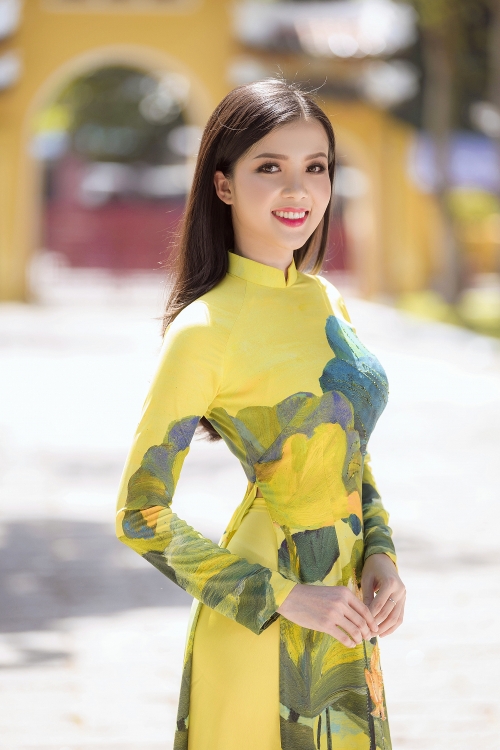 hoa khoi thuy vi do sac cung nguoi dep bien dao ha trong ta ao dai xuan