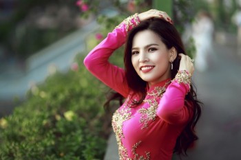 Hot girl Phi Huyền Trang đẹp dịu dàng trong tà áo dài