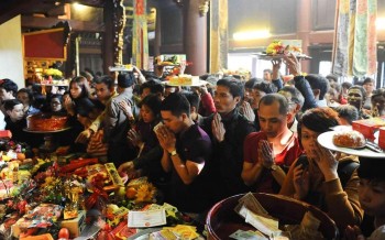 Người Việt đến chùa trong 'cơn say… thuốc lắc'!