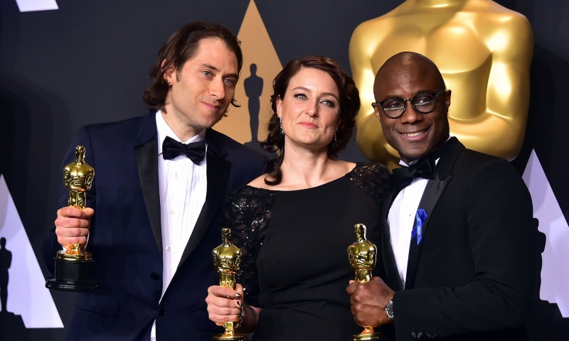 'La La Land' nhận nhầm tượng vàng Oscar của 'Moonlight'