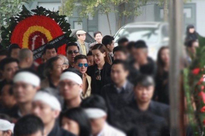 Nụ cười khó hiểu của Hà Hồ trong đám tang