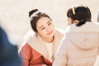 Phim của Kim Tae Hee dừng quay vì có nhân viên nghi nhiễm nCoV