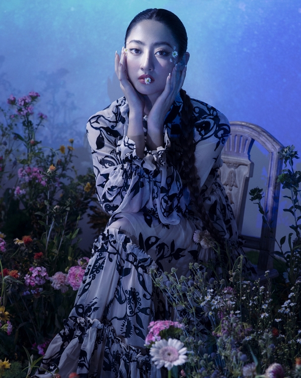 Hoa hậu Lương Thuỳ Linh khoe nhan sắc lung linh trong bộ ảnh mới
