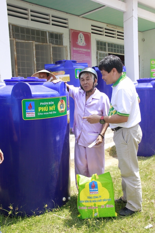 cong doan pvfcco tang bon nuoc cho ba con vung han man ben tre