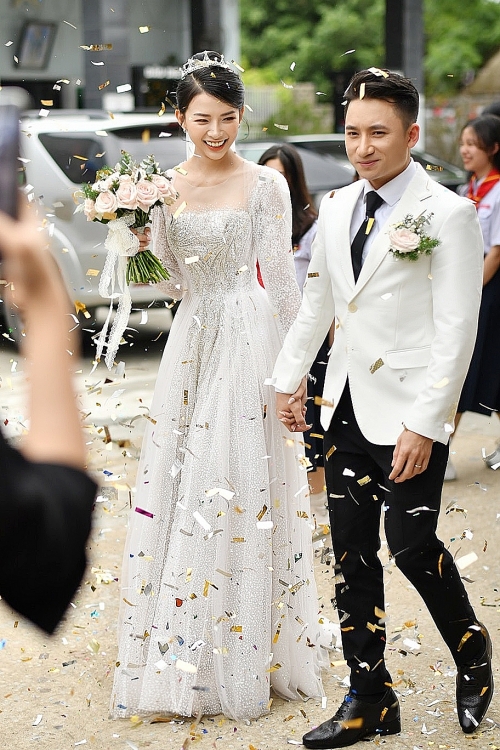 Hoãn đám cưới vì dịch Covid-19, vợ chồng Phan Mạnh Quỳnh được khen ngợi