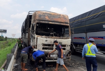 Xe tải bốc cháy dữ dội trên cao tốc TP HCM - Trung Lương