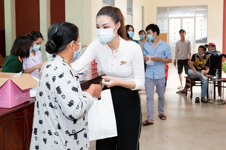Hoa hậu Tiểu Vy kêu gọi cộng đồng quyên góp mua vaccine cho công nhân nghèo