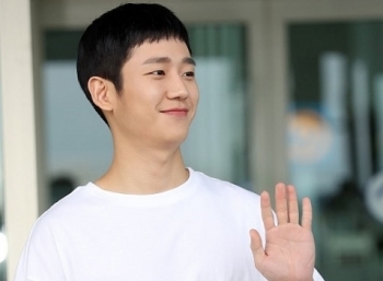 Jung Hae In giữ phong cách đơn điệu trên đường sang Việt Nam