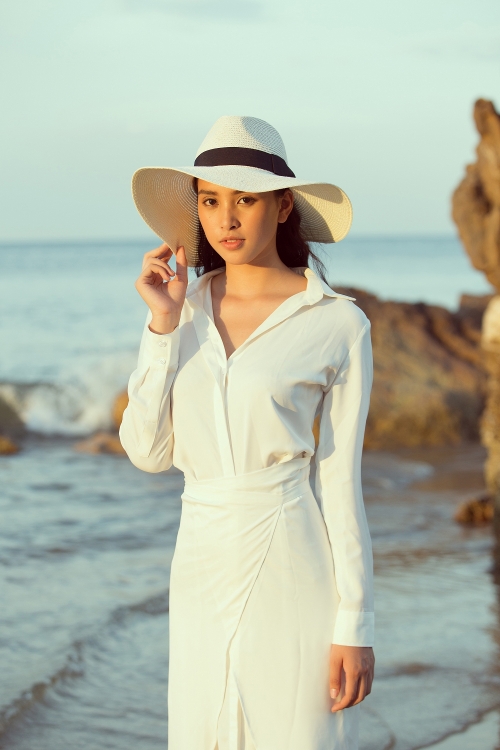 Hoa hậu Tiểu Vy dạo biển cùng 