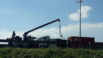 Lật xe tải gây ùn tắc kéo dài trên cao tốc TP HCM - Trung Lương