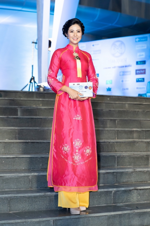 Hoa hậu Trần Tiểu Vy khoe vòng 1 nóng bỏng trên thảm đỏ