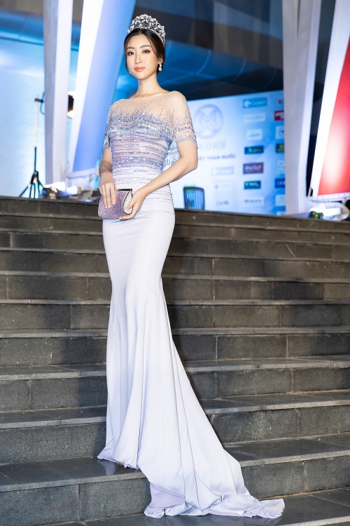 Hoa hậu Trần Tiểu Vy khoe vòng 1 nóng bỏng trên thảm đỏ