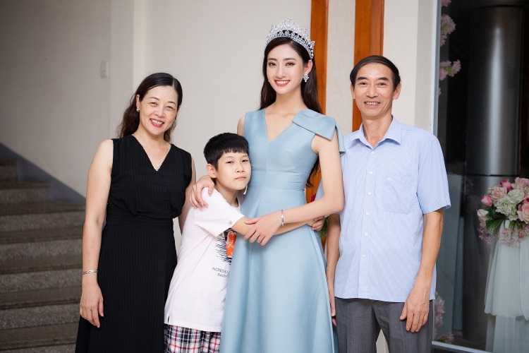 Hoa hậu Lương Thùy Linh trở về trong vòng tay của hàng nghìn người dân Cao Bằng