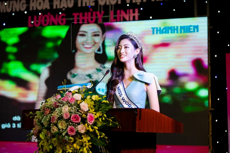Hoa hậu Lương Thùy Linh trở về trong vòng tay của hàng nghìn người dân Cao Bằng