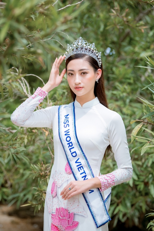 Hoa hậu Lương Thuỳ Linh thả dáng giữa chốn bồng lai tiên cảnh Cao Bằng