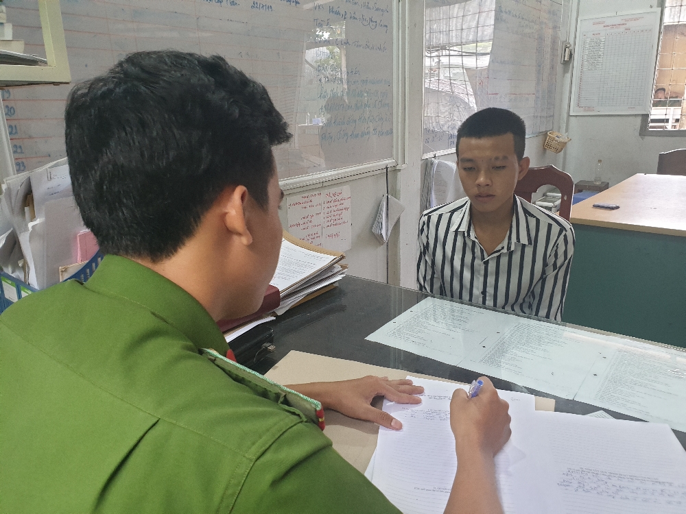 an giang 2 doi tuong trom hang tram trieu dong bi bat vi chiec dien thoai danh roi