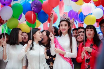 Hoa hậu Đỗ Mỹ Linh rạng ngời trong ngày khai giảng trường cũ