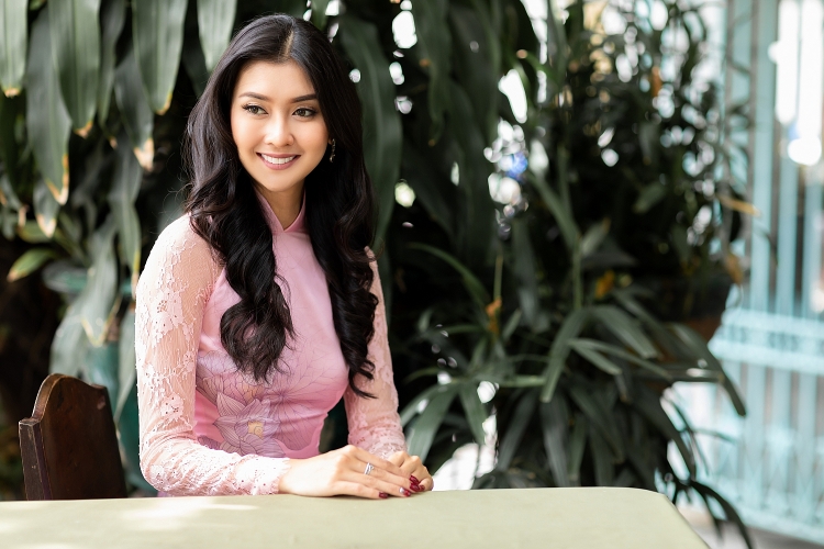 Ngẩn ngơ trước vẻ đẹp của Hoa hậu Kevin Lilliana với áo dài Việt Nam