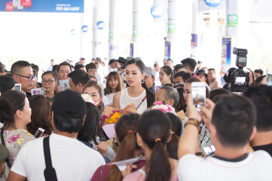 Đông đảo bà con Hội An đón chào tân hoa hậu Trần Tiểu Vy