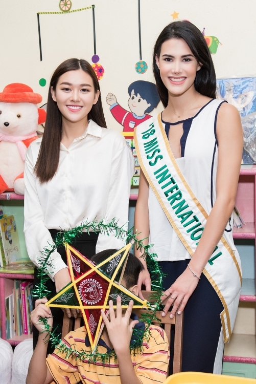 Đương kim Hoa hậu Quốc tế mang trung thu tới trẻ mồ côi Việt Nam
