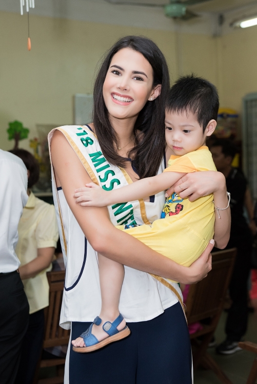 Đương kim Hoa hậu Quốc tế mang trung thu tới trẻ mồ côi Việt Nam