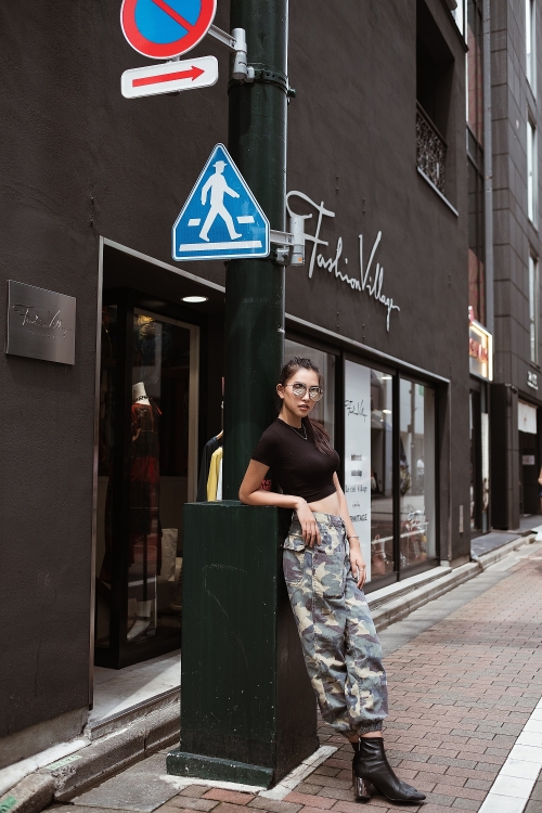 Hoa hậu Tiểu Vy khoe eo thon với phong cách street style tại Nhật