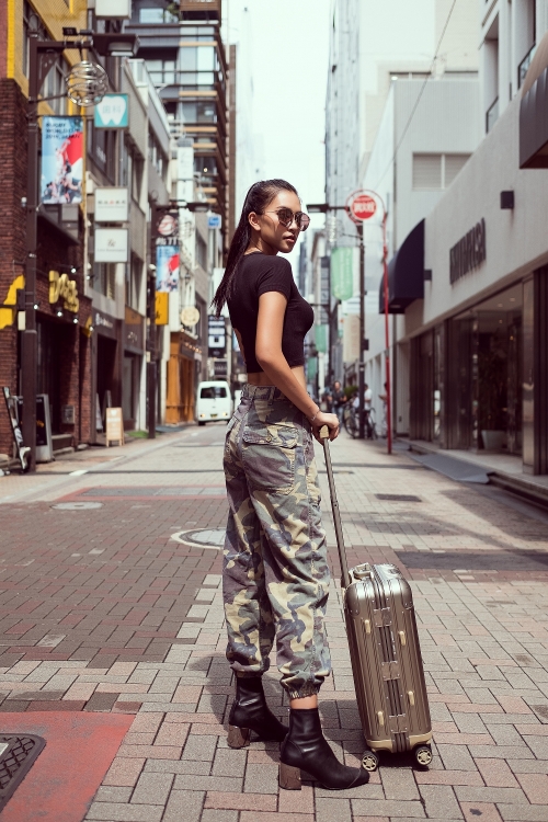 Hoa hậu Tiểu Vy khoe eo thon với phong cách street style tại Nhật