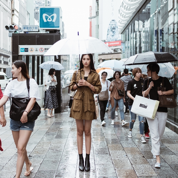 Hoa hậu Tiểu Vy khoe eo thon với phong cách street style tại Nhật