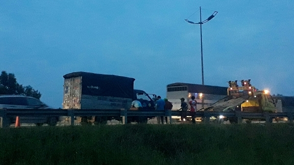 Cao tốc TP HCM - Trung Lương ùn tắc kéo dài do tai nạn liên tiếp