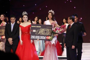 Vướng scandal, Phạm Hương vẫn đăng quang Hoa hậu Hoàn vũ