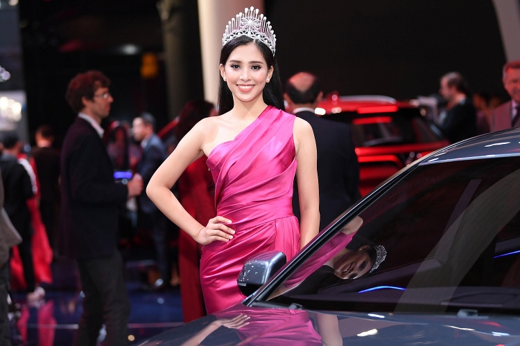 Hoa hậu Trần Tiểu Vy tạo dấu ấn đẹp tại sự kiện ra mắt xe VinFast