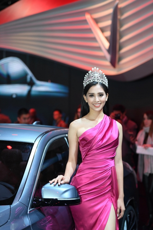 Hoa hậu Trần Tiểu Vy tạo dấu ấn đẹp tại sự kiện ra mắt xe VinFast