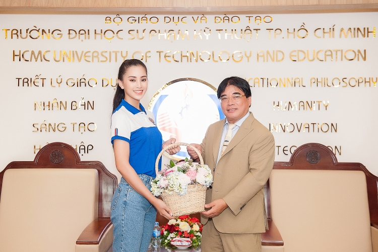 Hình ảnh buổi học đầu tiên của Hoa hậu Trần Tiểu Vy tại trường Đại học