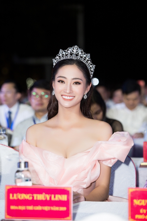 Hoa hậu Lương Thuỳ Linh khoe dáng nuột nà trong lần đầu làm giám khảo