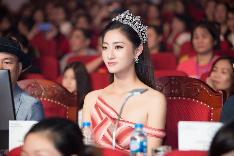 Hoa hậu Lương Thuỳ Linh khoe dáng nuột nà trong lần đầu làm giám khảo