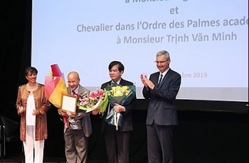 Pháp trao Huân chương Hiệp sĩ cho 2 học giả Việt Nam